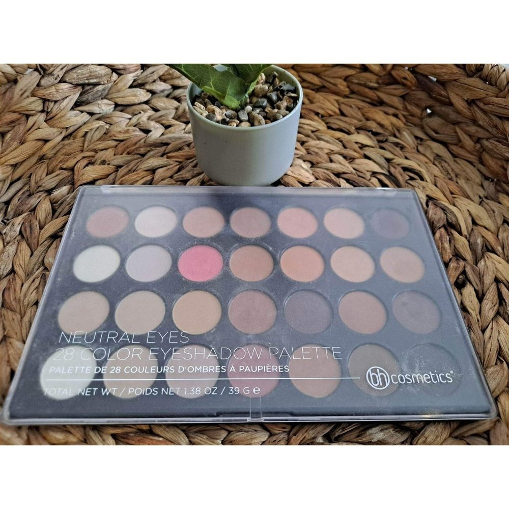 bh cosmetics 28 Color Eyeshadow Palette Neutral Eyes - Sanititzed